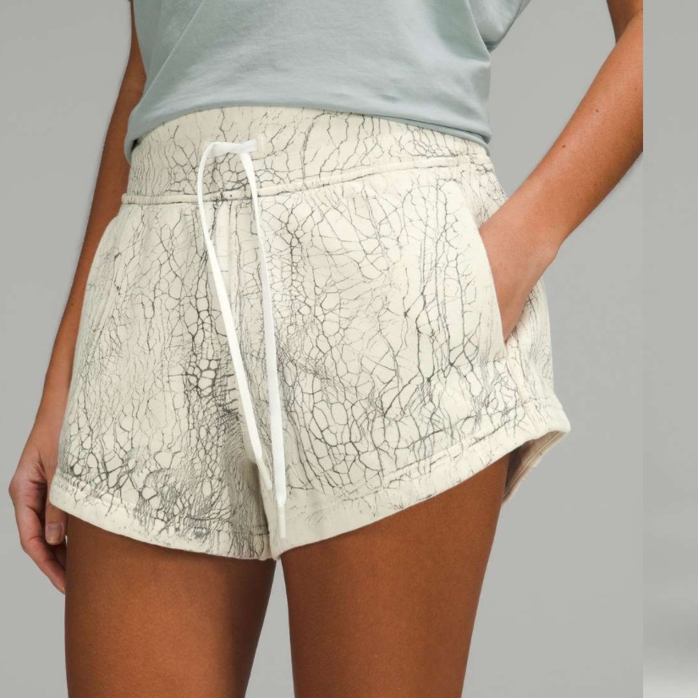 Lululemon Inner Glow High-Rise Short 3"
Thread Dye White Black
